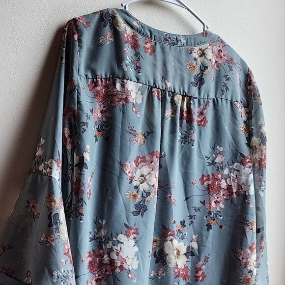 Apt. 9 Floral Blue/Gray V-Neck Blouse Size Medium - Picture 12 of 16